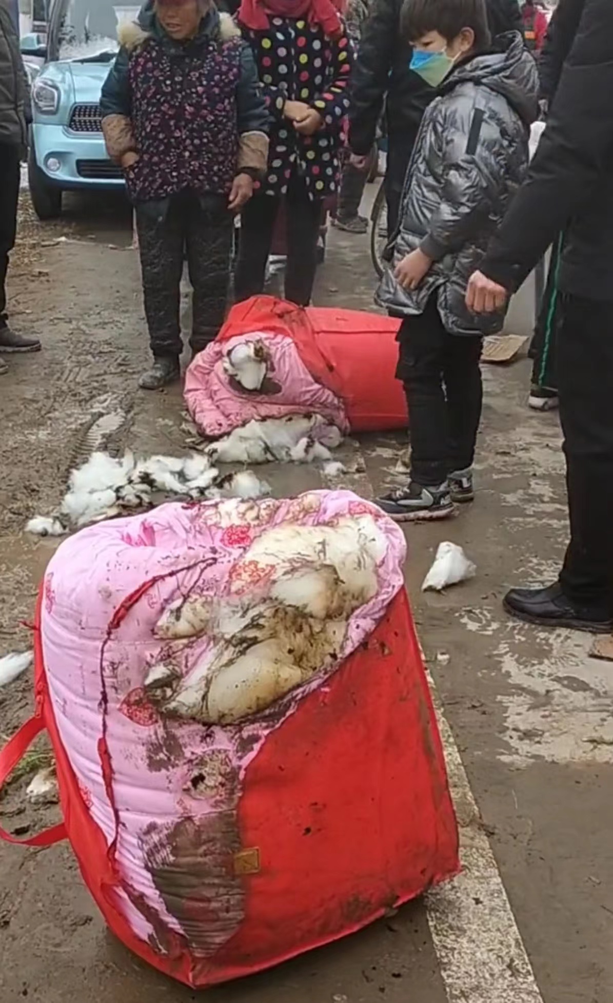 结婚嫁妆着火,结婚当天新娘陪嫁被子烧着了