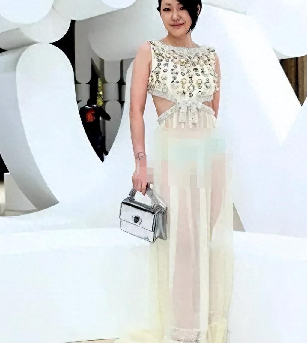 这位女明星穿性感衣服，把“诱惑”推到了极限