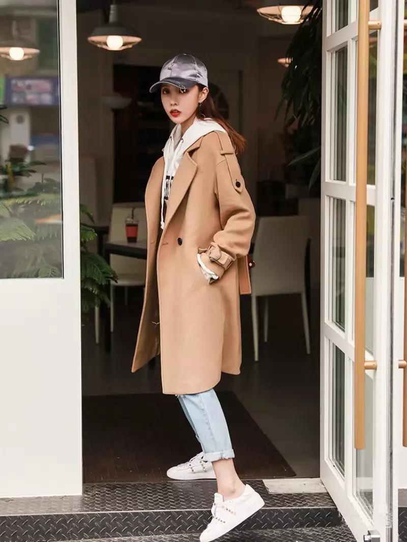 棕色呢子大衣里面配什么颜色打底,摩卡棕色牛角扣大衣怎么搭配裤子