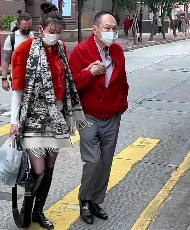 86岁赵世曾携女伴现身街头,赵世曾为女朋友庆生