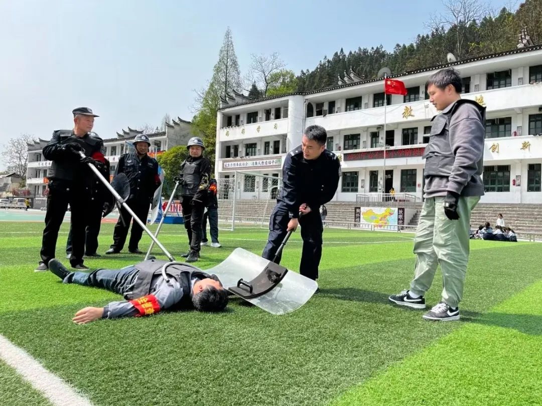 兰州公安全力开启护学模式,民警开启护学模式