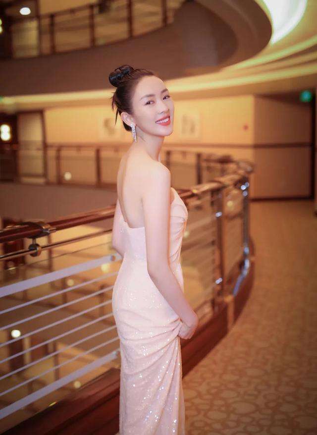 嫁人即翻身？从丑闻女主到逆袭视后，童谣身后的故事从没那么简单