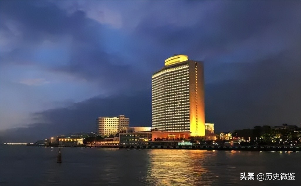 84年*小平邓**南下视察来到港商建的宾馆,满意地说:开放搞对头了