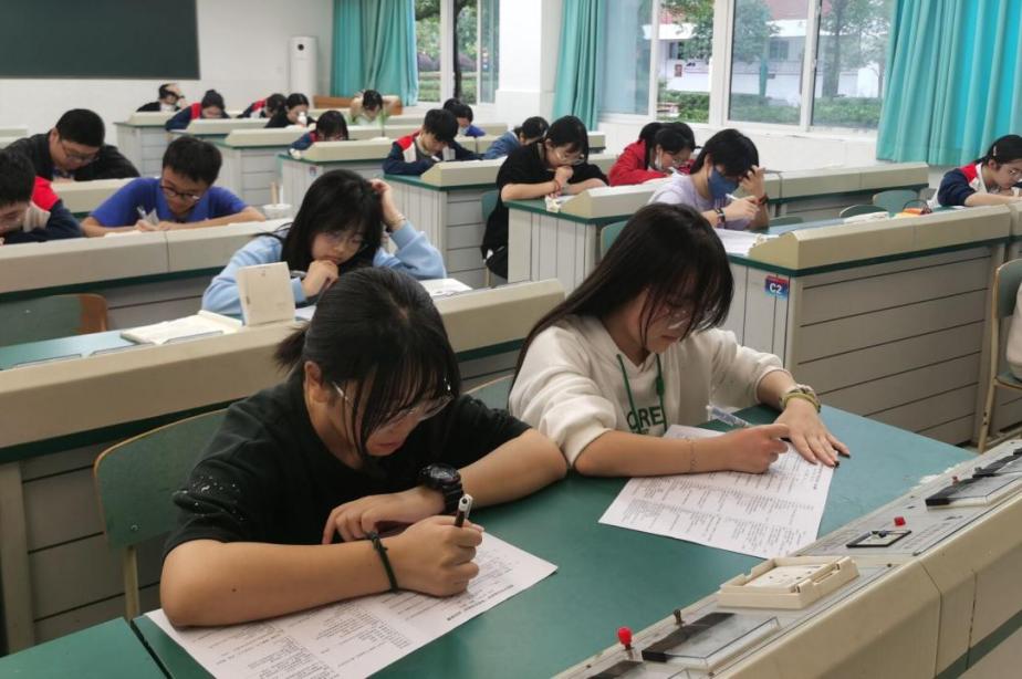 鐩涗笘鍗庤癁鐮ョ牶鍓嶈,鐩涗笘涓崕鐮ョ牶鍓嶈