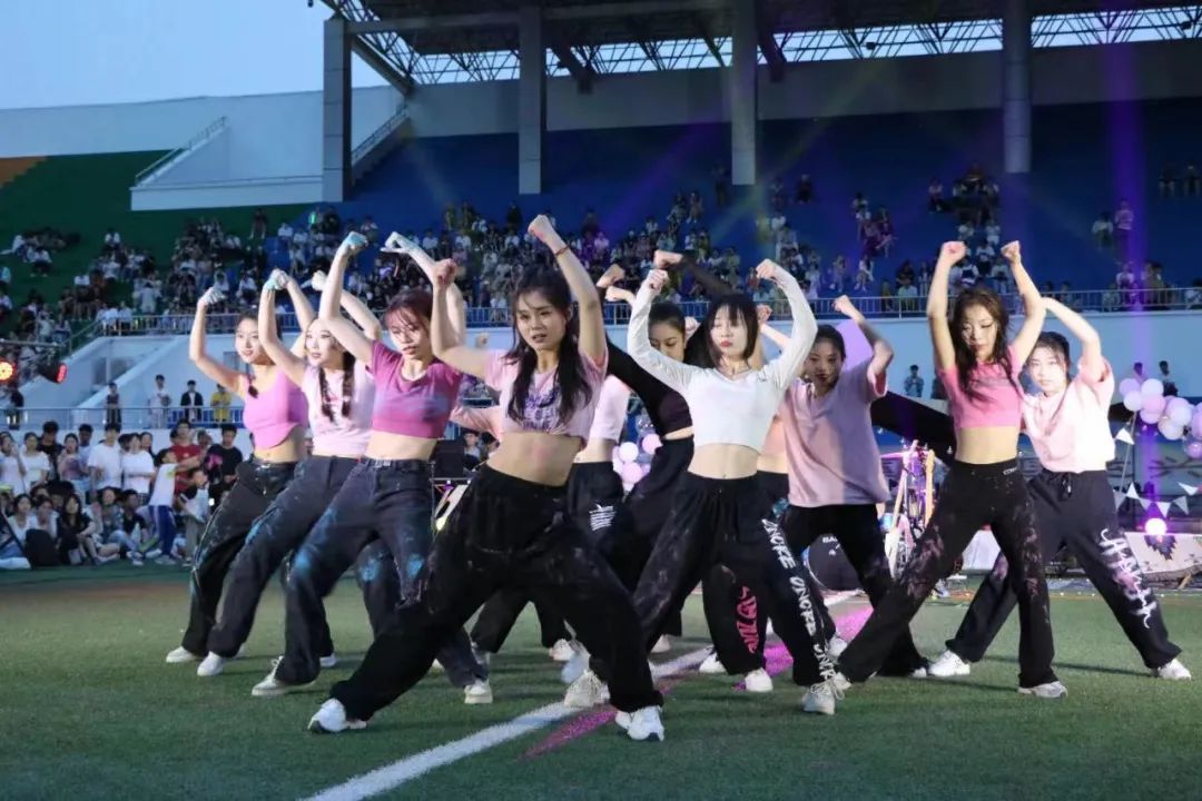 河南大学音乐节,河南科技大学草坪音乐节完整版