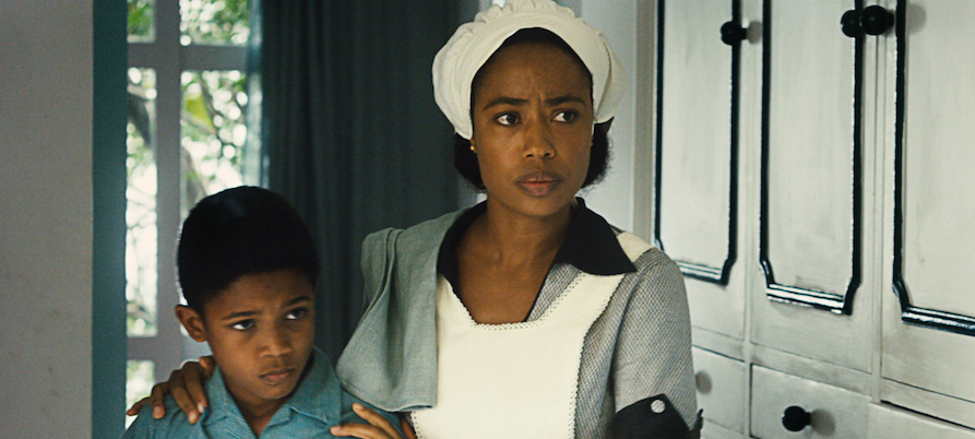 从光脚踢布条缠成的足球到成为球王，我用这部7.7分的电影缅怀他