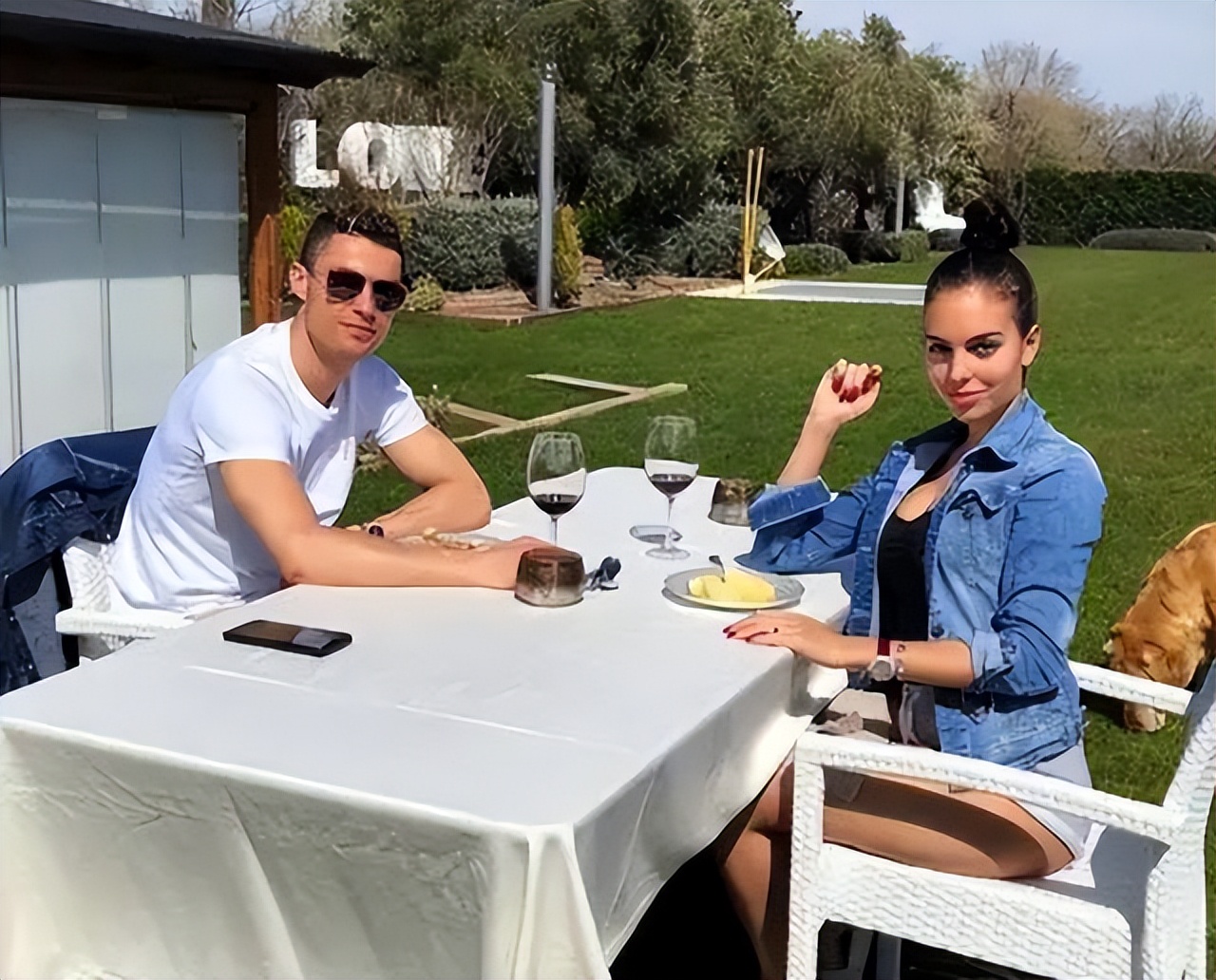 乔治娜素颜出境，不化妆看上去比C罗还老，11岁迷你罗身高超后妈