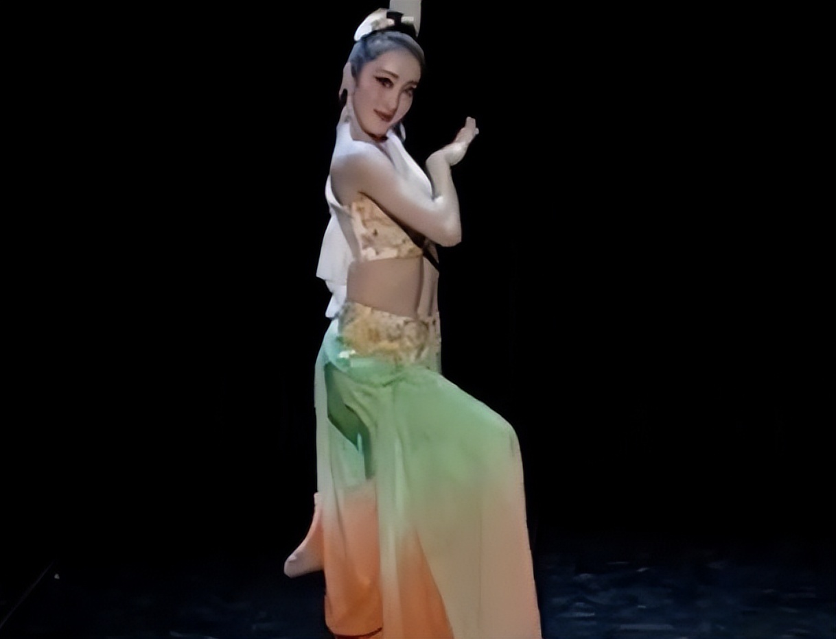 云艺毕业女孩跳舞,云艺舞蹈表演女班