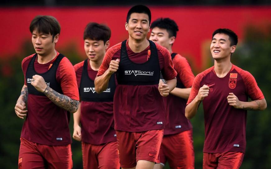 吴曦凌空射门对阵日本,国足对战越南吴曦缩头避球