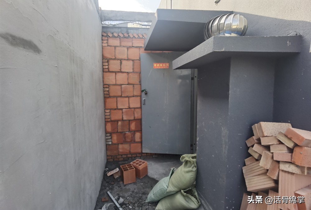 顶楼加盖楼下住户不同意,七楼楼顶加盖了一层