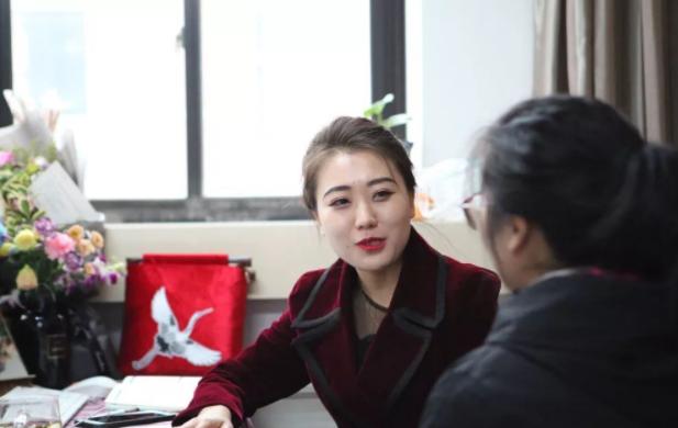 女教师穿2万多的大衣被举报,教师穿两万衣服上课被举报