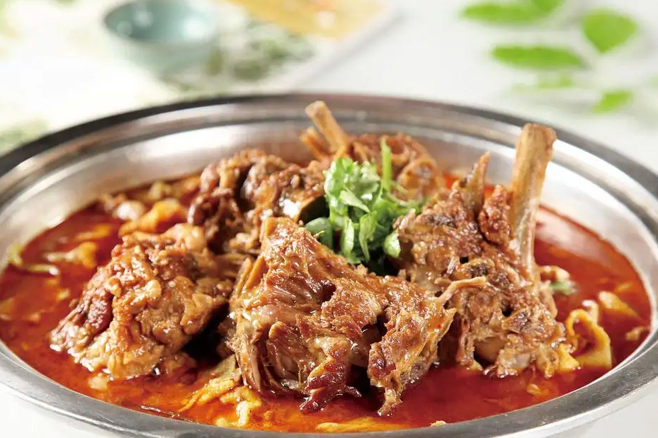 买羊肉买山羊还是绵羊好,山羊绵羊哪种羊肉更有羊膻味好吃