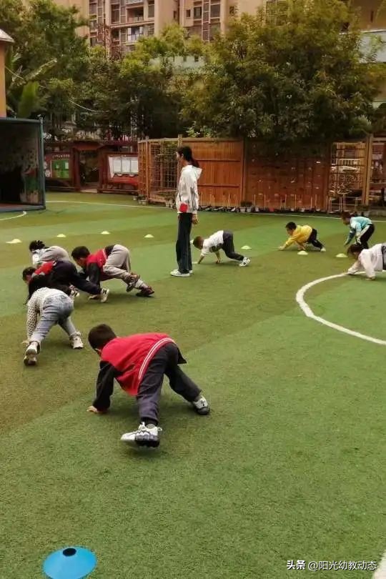 岳池县小学足球比赛,足球大比拼幼儿园游戏