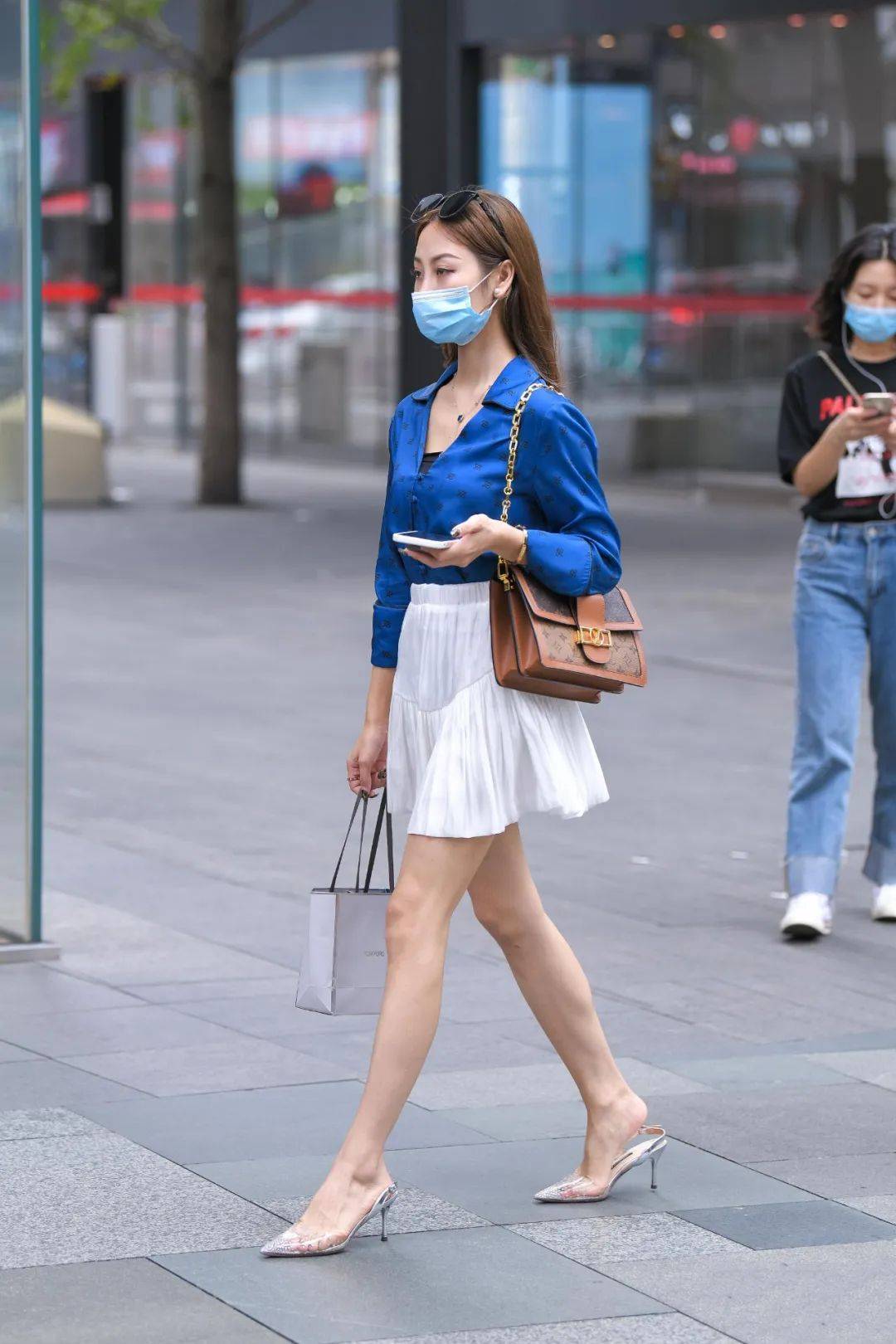 短正肩露脐上衣搭配牛仔短裤,露脐吊带加牛仔短裤搭配