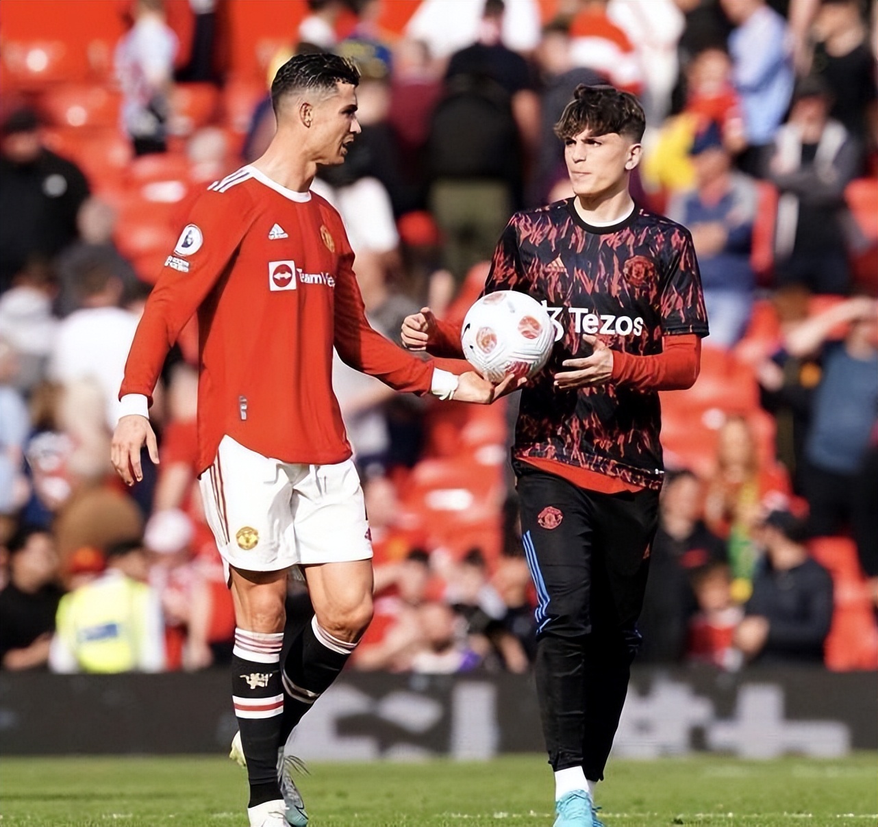 阿奎罗扛着梅西站在球门里,阿奎罗扛起梅西庆祝