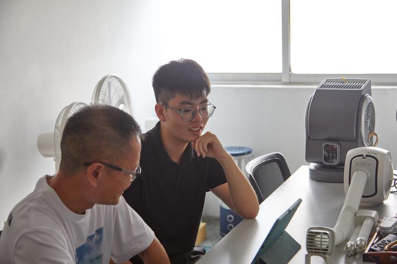 看见00后|高中初试创业，这位00后说“骨子里就不爱打工”