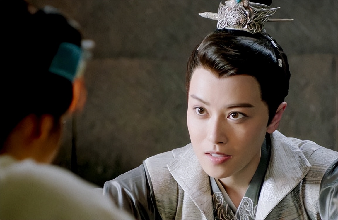 漂亮书生鞠婧祎女扮男装惊艳全场,鞠婧祎女扮男装头发散开看呆众人