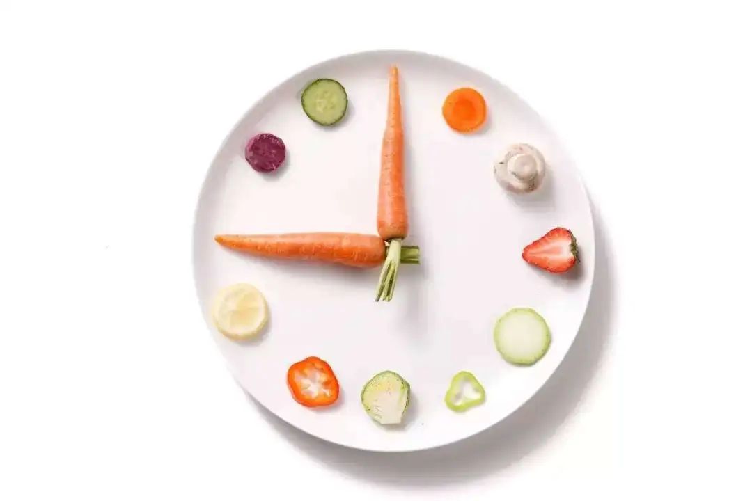 年轻白头发增多是什么原因造成的,年轻时白头发比较多怎么调理