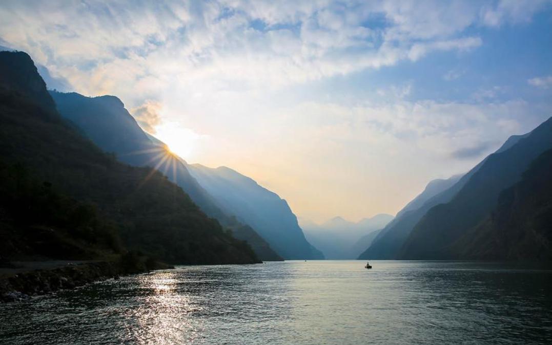 来感受下李白笔下的望天门山,望天门山李白看到会有怎样的赞叹