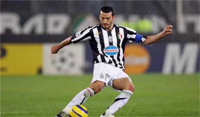 足球球员的球衣只穿一次吗,足球自由球员可以随便签了吗