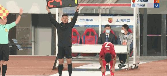 中国男足2-1泰国武磊三次错失单刀,武磊撞门柱