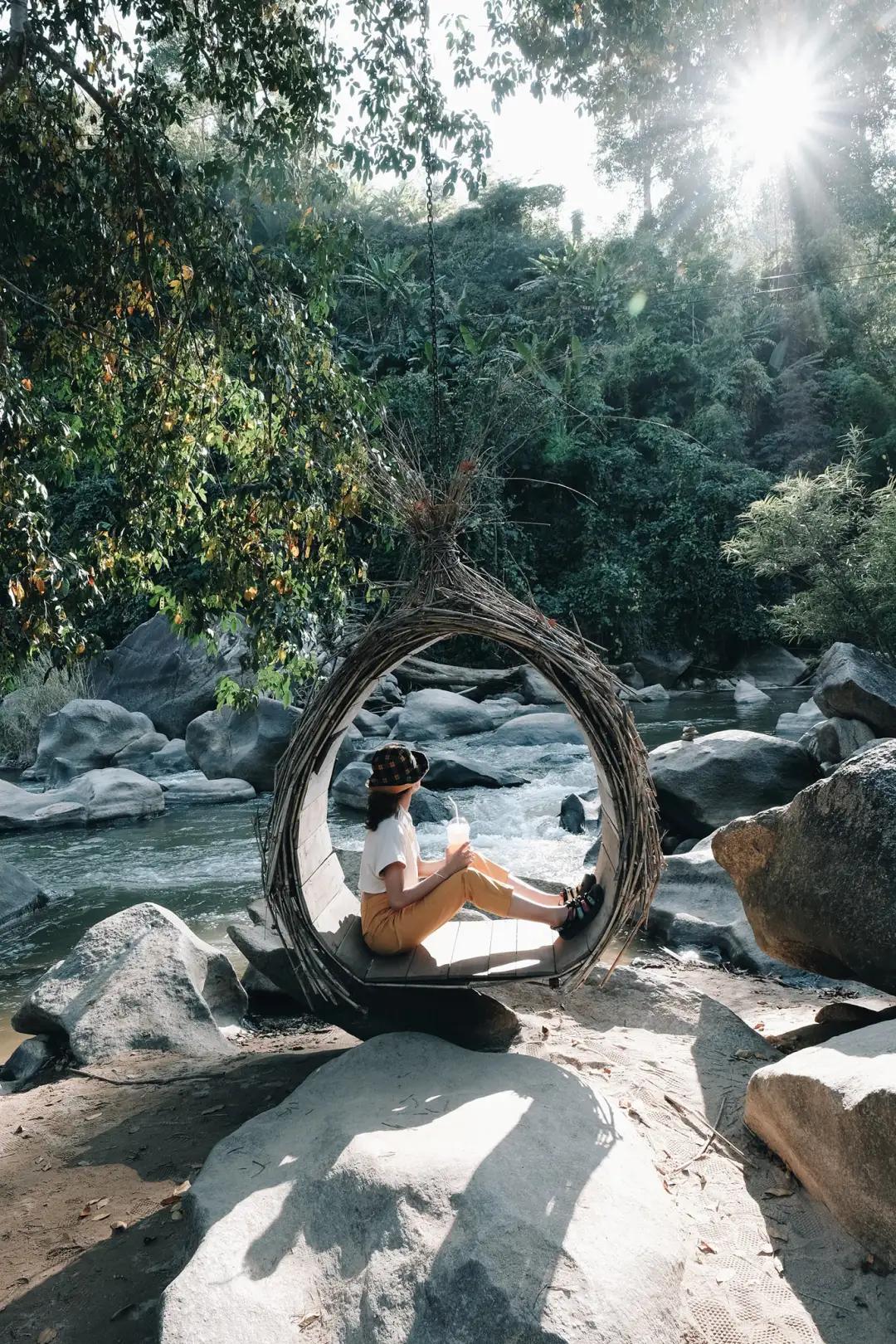 StayWildCafe在清迈瀑布附近设有木制小屋，非常适合逃离城市