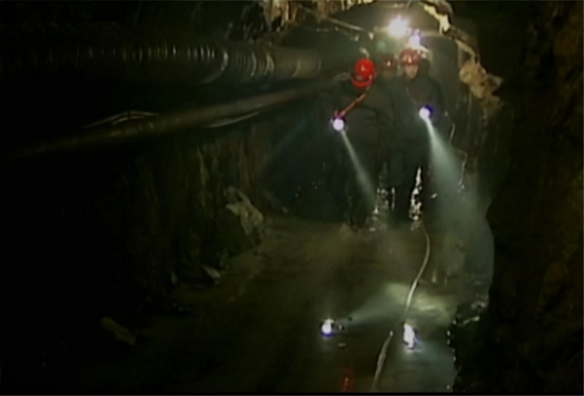 男子跋涉千里挖出6吨重夜明珠,男子挖出直径一米的夜明珠