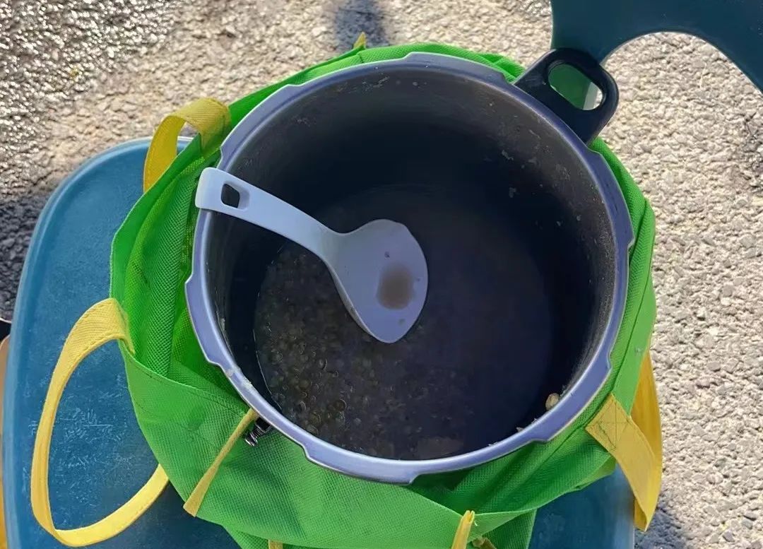 疫情当前警察不退坚守战疫一线,疫情不退警察不退用行动守护群众