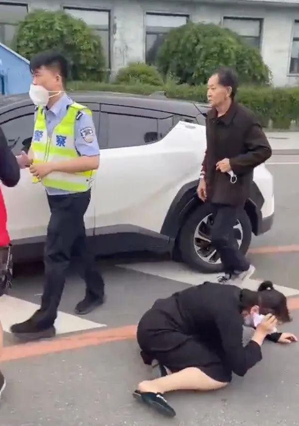 丹东父女持黄码闯岗袭警视频,丹东黄码闯卡女司机后续