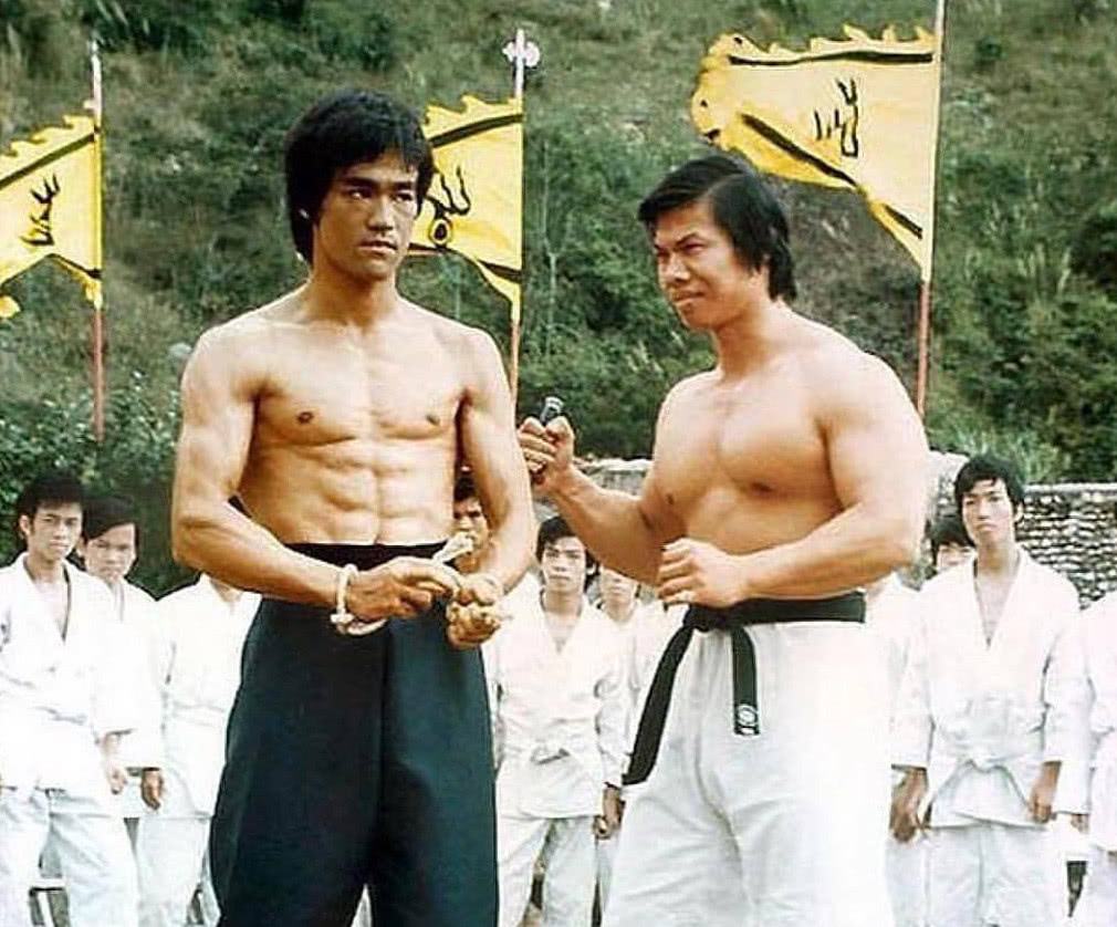 众人评价李小龙和成龙谁能打,李小龙实力对比甄子丹