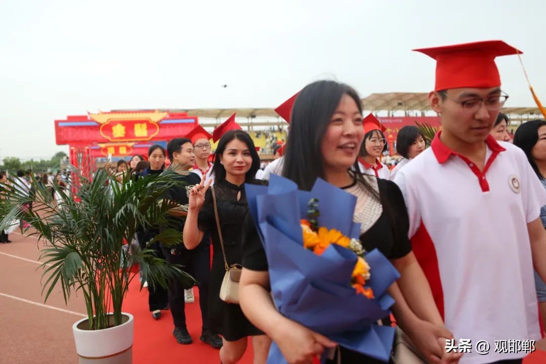 以爱之名育心成长主题活动,成人礼仪式学校举办