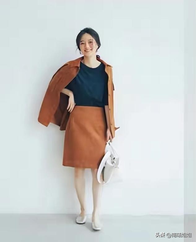 50岁优雅女人适合穿的颜色,五十岁的女人这样穿才好看
