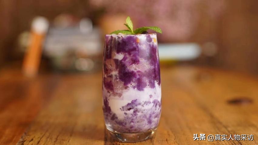 我,离异后摆地摊还债,意外被小15岁小伙追求,开启人生第二春