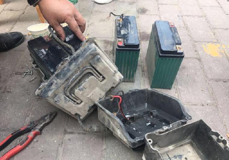 电动车灯亮不走灯关就走怎么回事,电动车充满不变灯怎么办