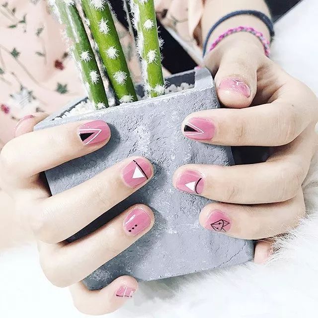 简单又纯又欲的美甲图文,不俗气简单又好看的美甲