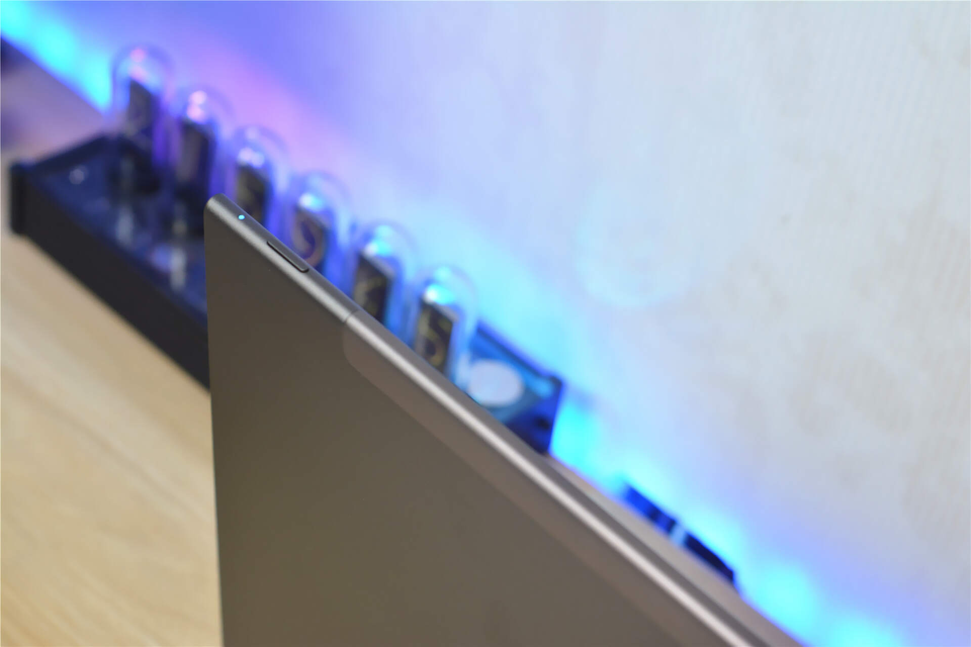 目前市面上最好的oled显示器,目前oled最好的显示器