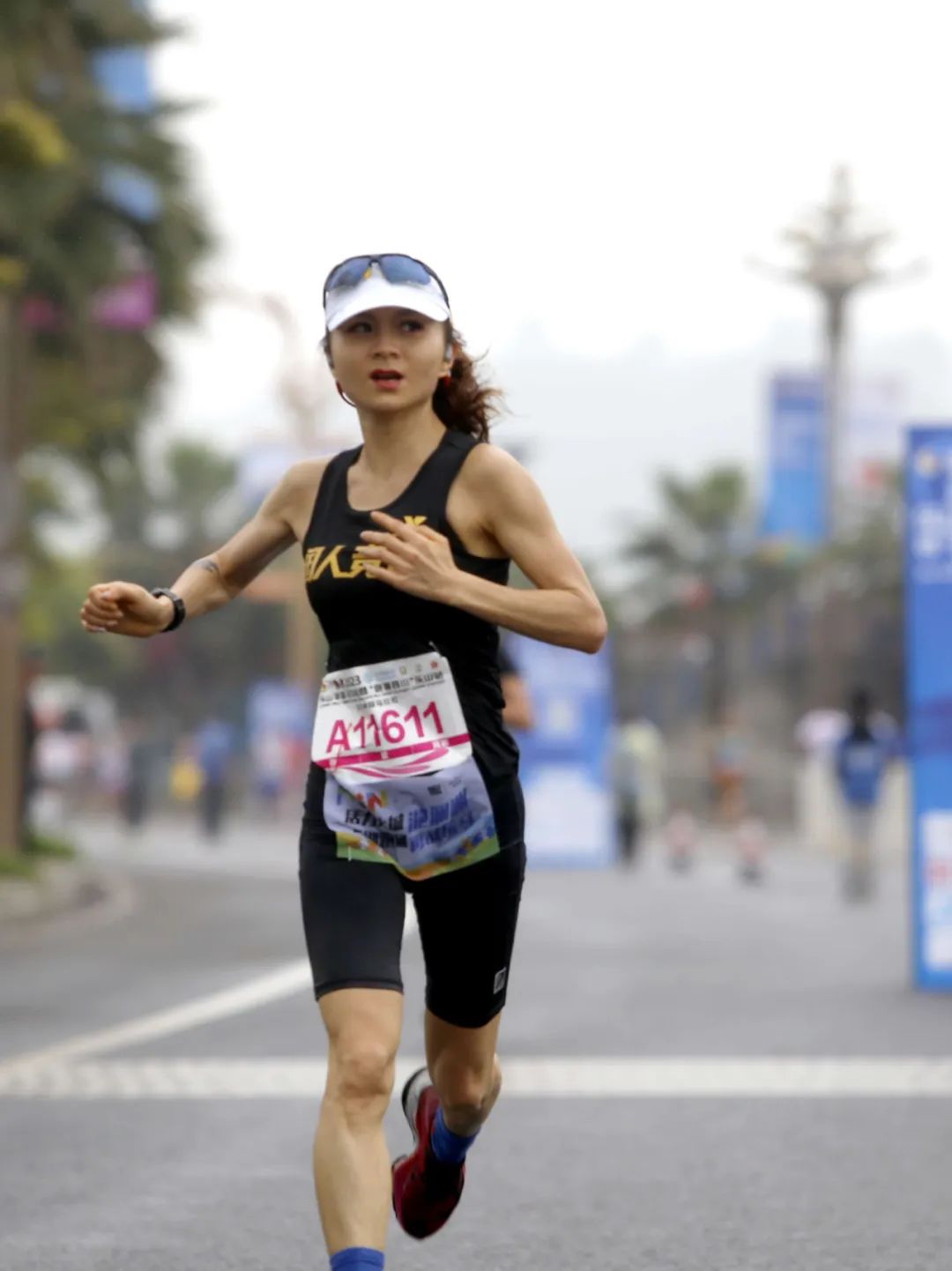 万人一起骑马的视频,万人齐跑马拉松