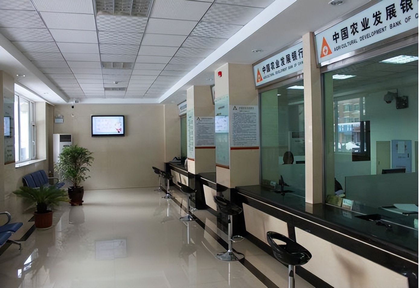 10万块钱存一年能有多少利息？银行人员说这样存，一年多拿好几千