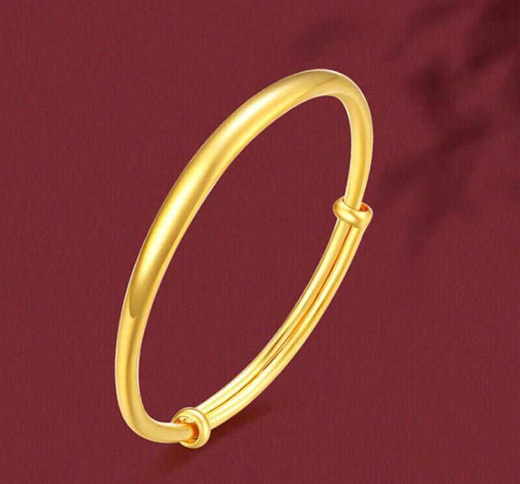 女子偷闺蜜手镯给男友买手机 (女子偷闺蜜金手镯给男友换新手机)