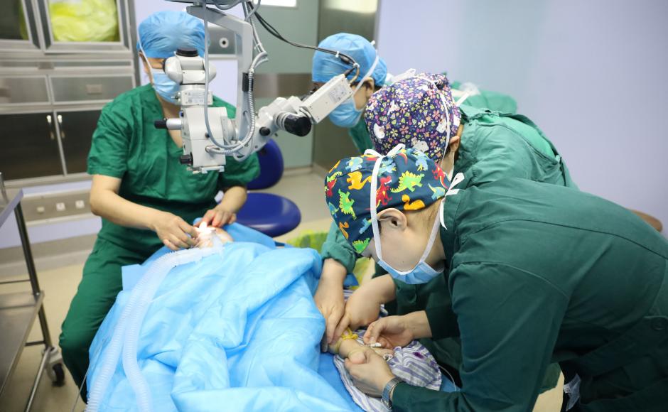 10个月宝宝腿上长了个硬包块,100天宝宝腿上突然长很多疙瘩