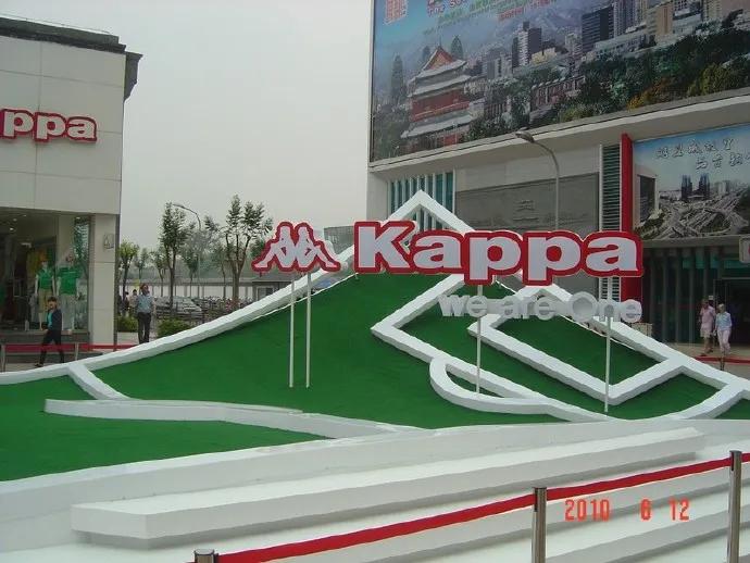 2010-6-12支持南非世界杯自己喜欢足球队的投票器亮相王府井