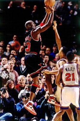 nike为什么选择刚刚进入nba的乔丹,耐克签下乔丹造就40年传奇