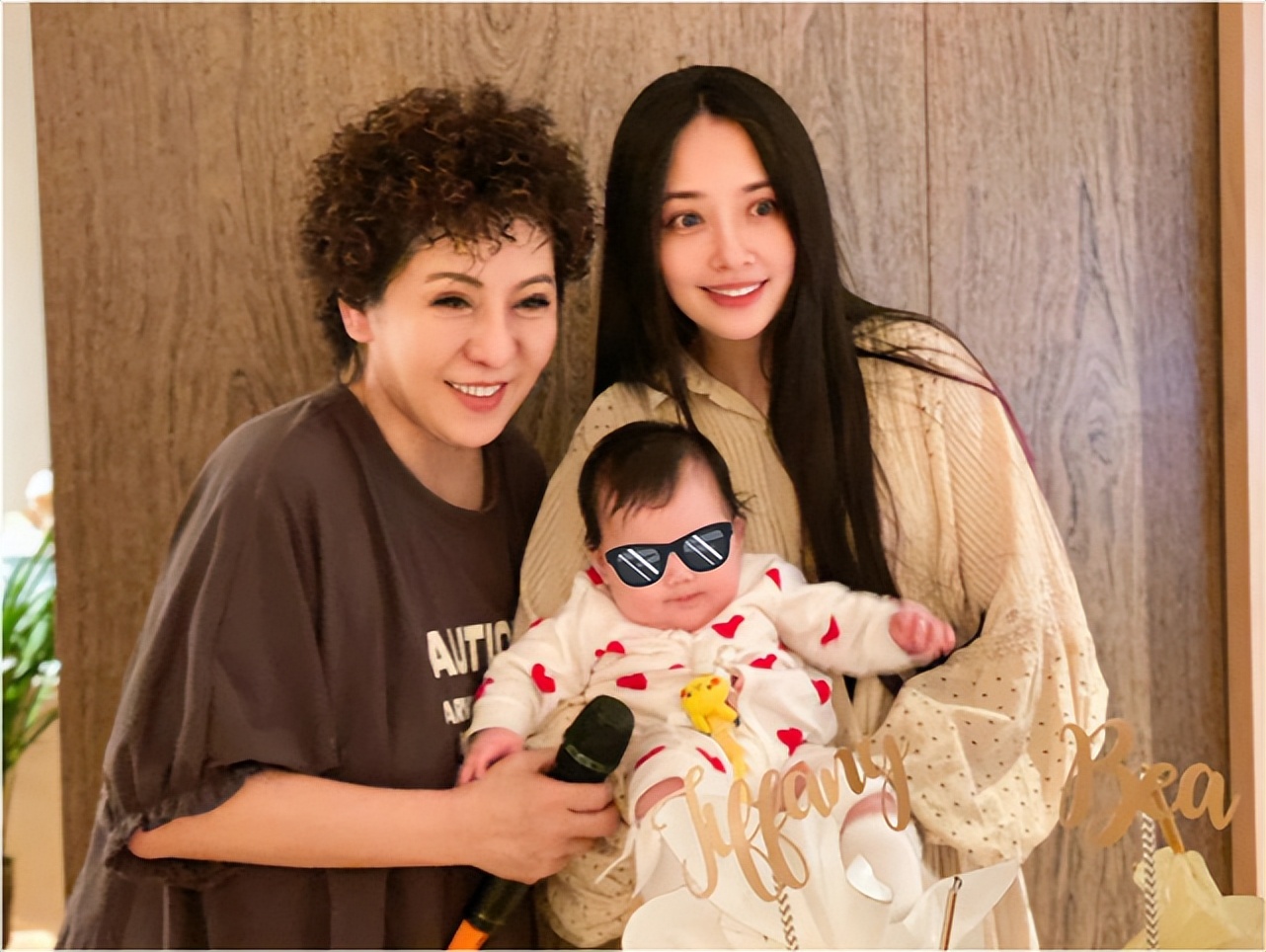 向太穿礼服,向太穿衣打扮