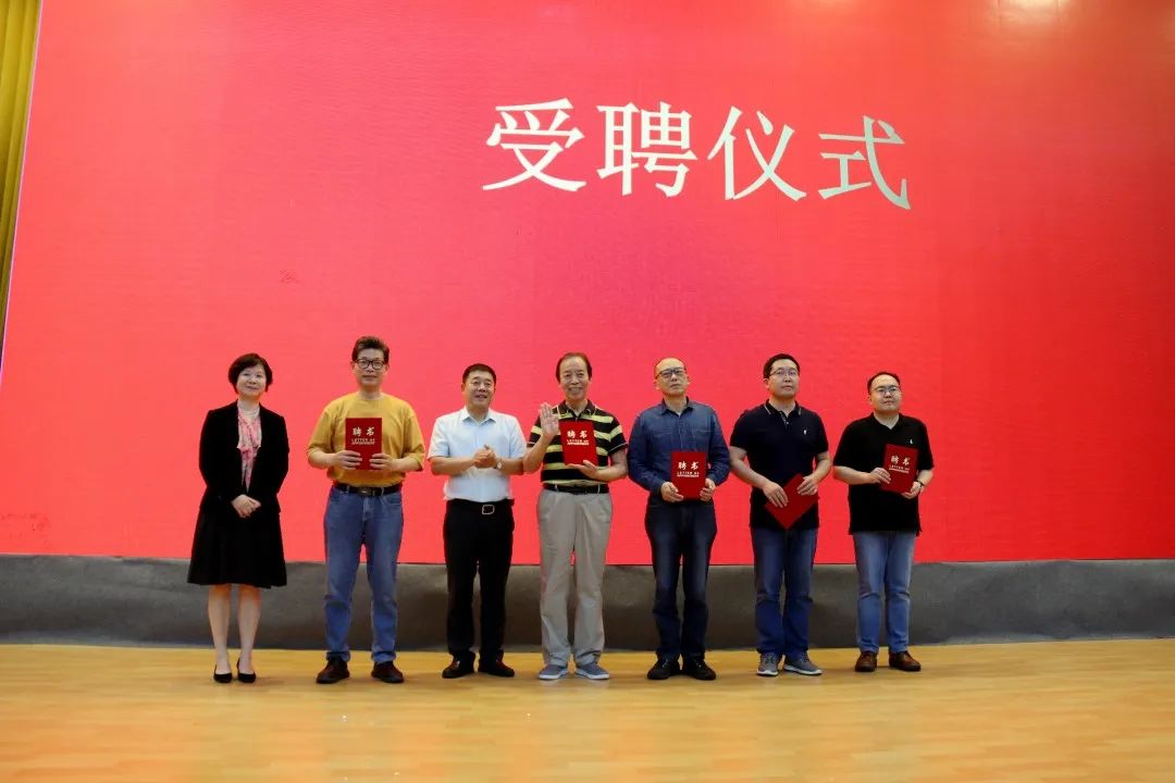 庞中华来武汉这所高校了，现场讲授中国书法！