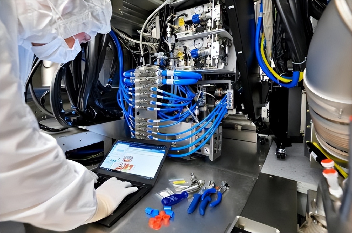 日本光刻机4500万，荷兰要价1亿美元还卖疯，为啥不能买日本的？