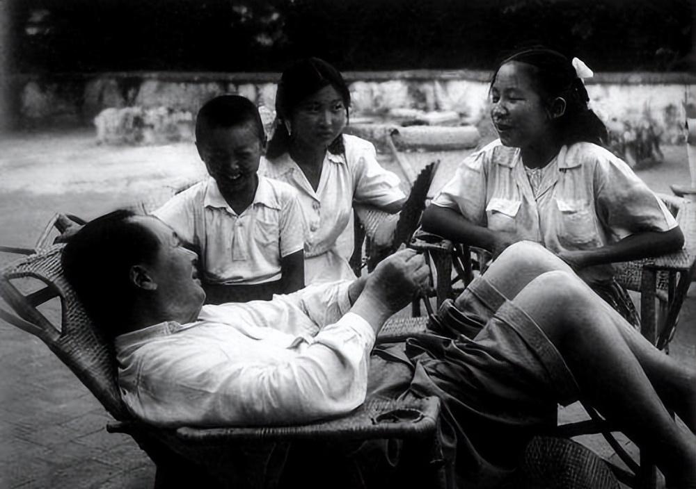 毛主席是如何处理女儿间的摩擦?这2步很高明,成年后也能用