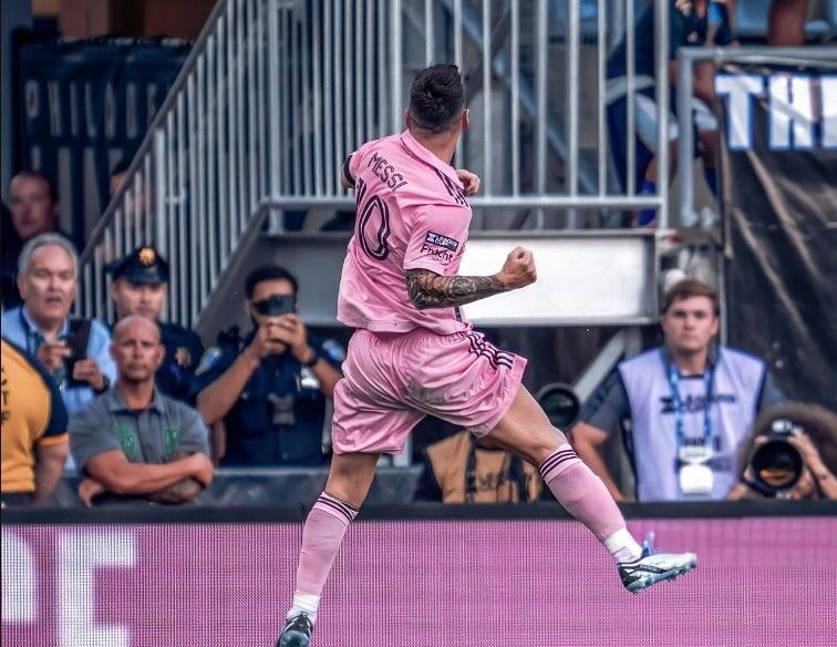 西班牙新10号出炉：身高1米64，西甲过人王！偶像是梅西