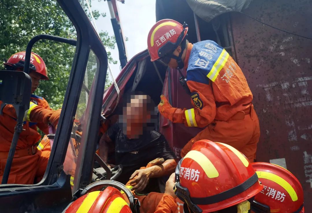 萍乡两车相撞车头撞得稀巴烂视频,两车相撞紧急救援视频