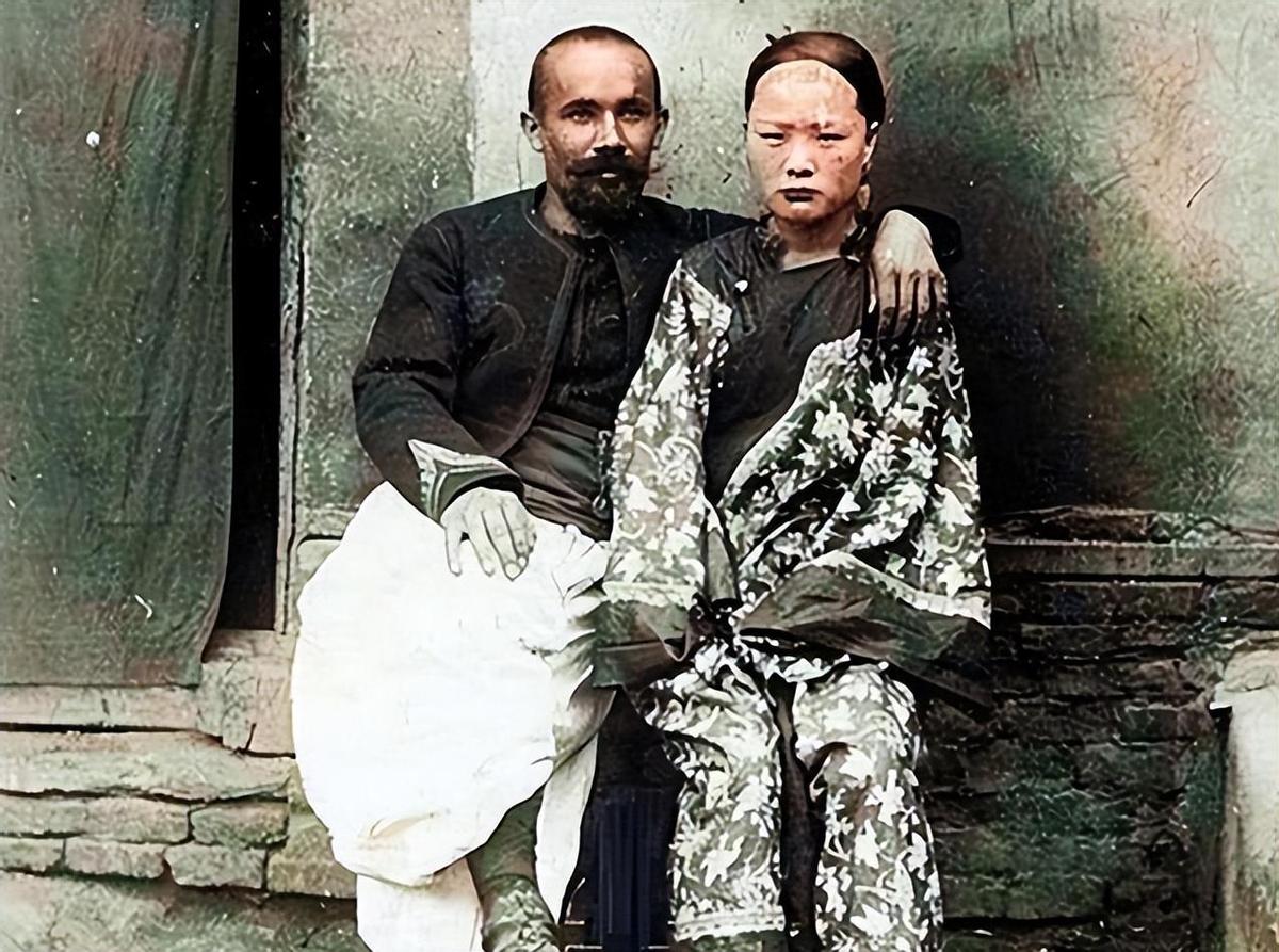 日军兽行照片：当着父亲的面玷污他女儿，临走还残忍割下妻子乳房