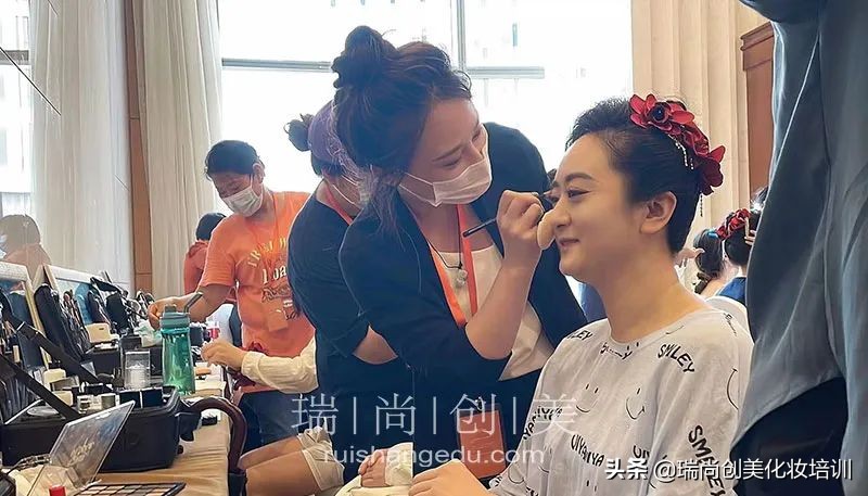 今年化妆师的工作前景,化妆师从业薪资待遇多少